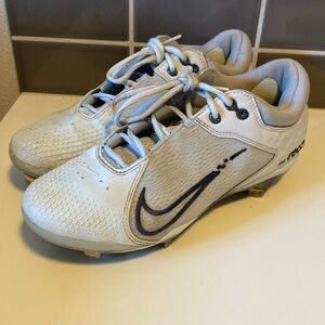 Nike Women's Softball Hyperdiamond 4 Metal Cleats  shoes size 9- White and Grey